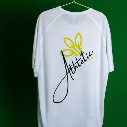 Bild enthält, Clothing, T-Shirt, Shirt, Text