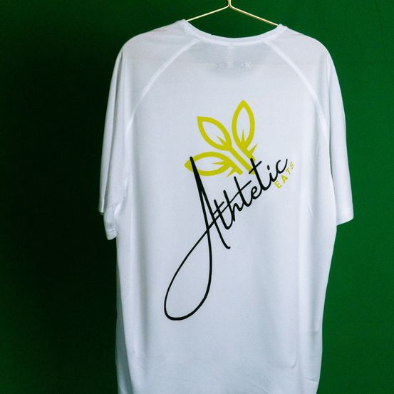 Bild enthält, Clothing, T-Shirt, Shirt, Text