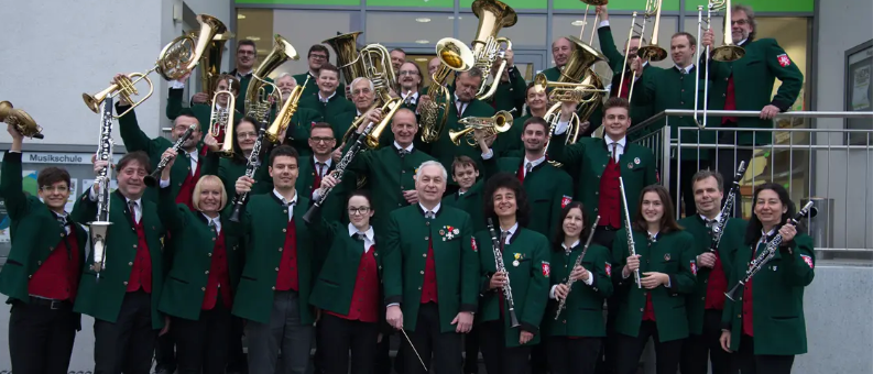 Bild enthält, Group Performance, Person, Baton, People, Pants, Coat, Sword, Face, Adult, Man