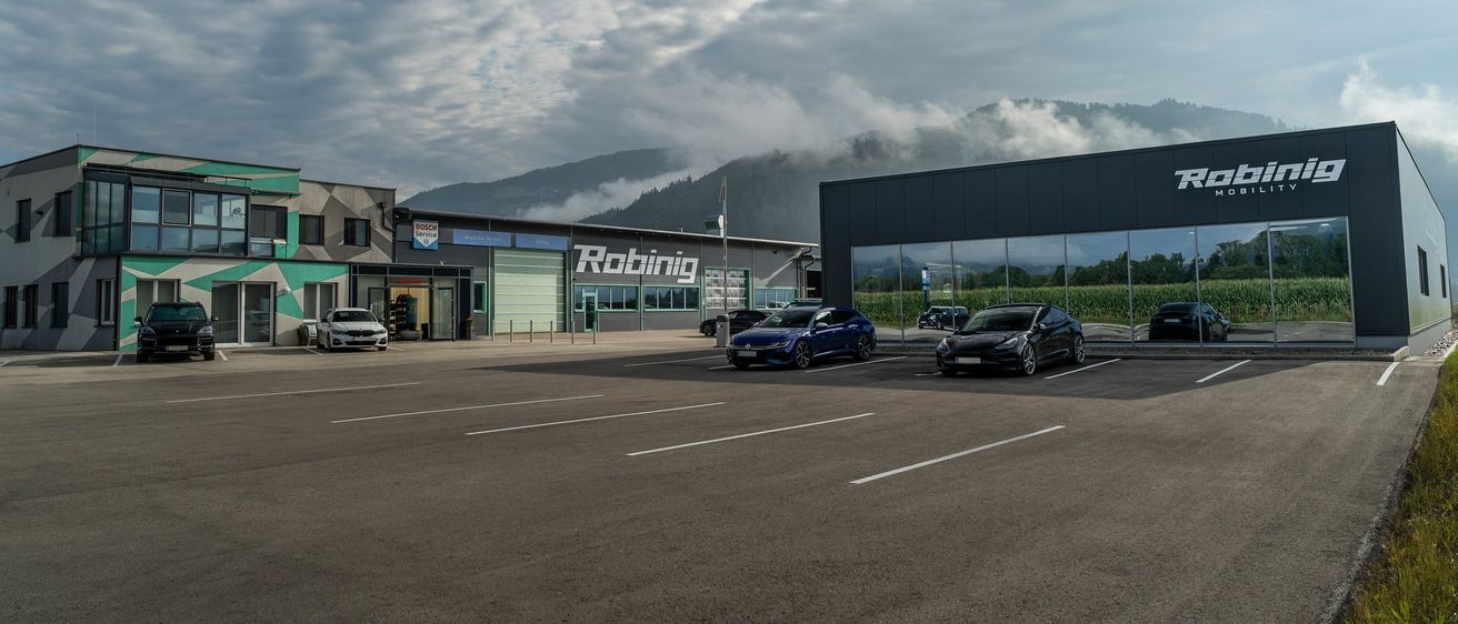 Bild enthält, Car, Transportation, Vehicle, Airport, Car Dealership, Person, Road, Machine, Wheel, Outdoors