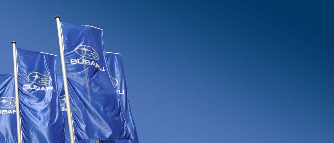 Ein klarer blauer Himmel ohne sichtbare Wolken oder Objekte. Die Farbe ist ein tiefes, festes Blau.