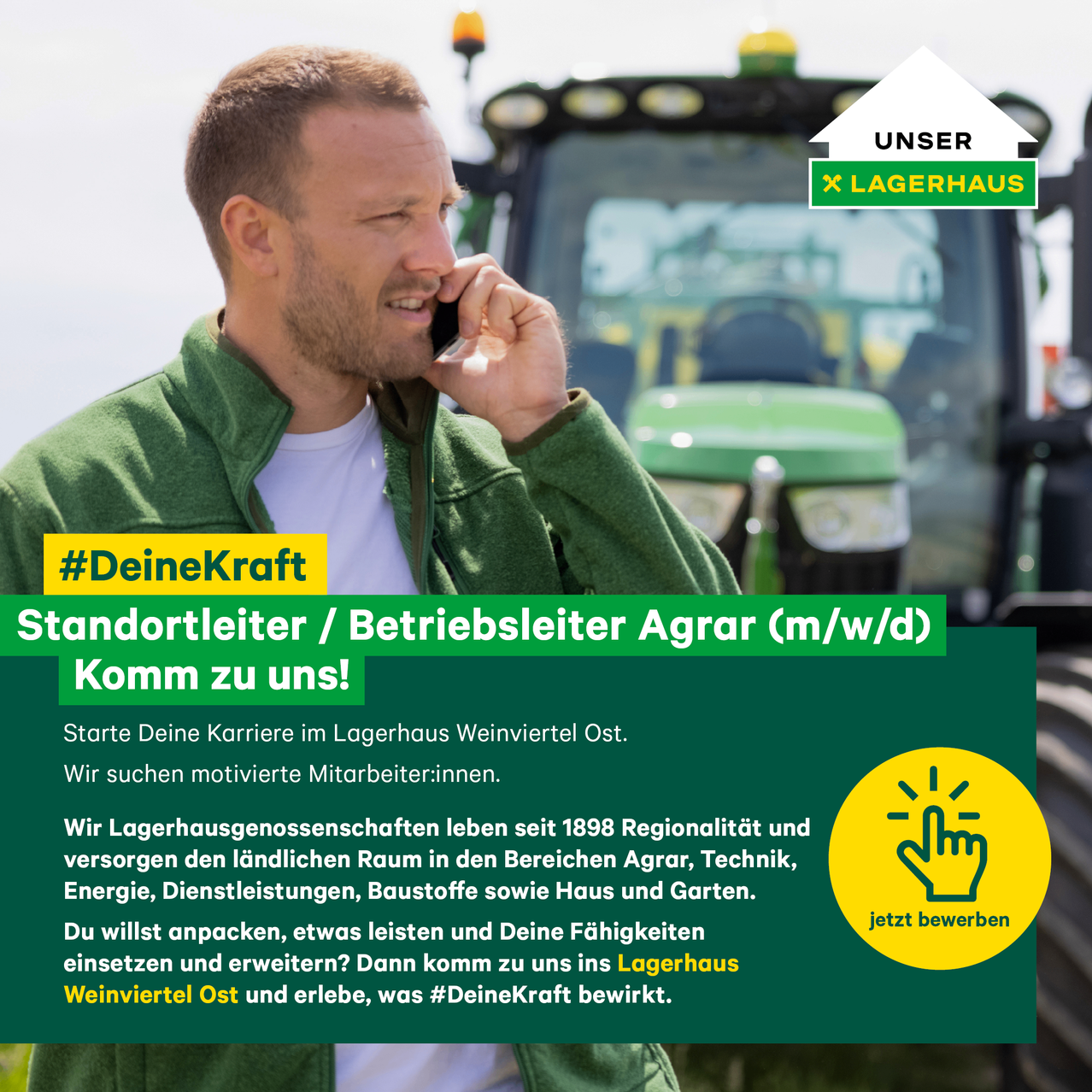 Ein Mann in einer grünen Jacke telefoniert vor einem Traktor. Werbung für Lagerhaus Weinviertel Ost für Standortleiter und Betriebsleiter Agrar. Das Bild bewirbt regionale Arbeitsplätze und lädt motivierte Mitarbeiter zur Bewerbung ein.