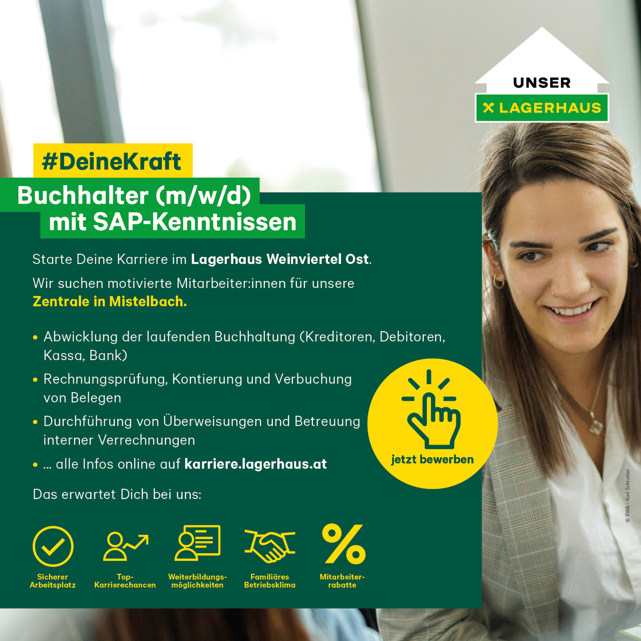 Junge Frau im hübschen Business-Outfit vor dem Computer.