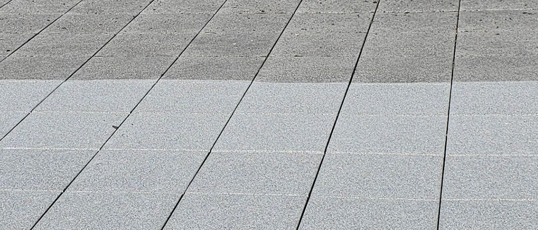 Bild enthält, Floor, Architecture, Building, Housing, House, Plant, Outdoors, Driveway, Flooring