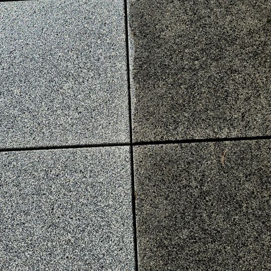 Bild enthält, Floor, Flooring, Path, Walkway, Sidewalk, Tile, Road