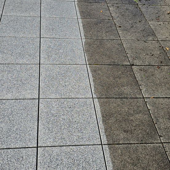 Bild enthält, Floor, Flooring, Path, Sidewalk, Walkway, Flagstone, Road, Tile