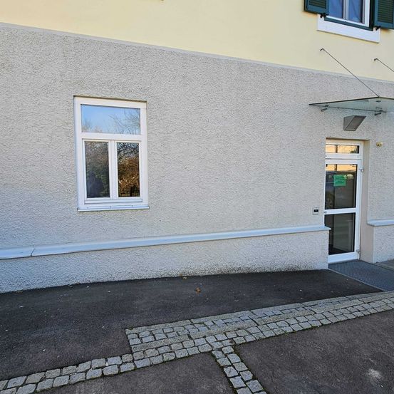 Bild enthält, Housing, Floor, City, House, Business Card, Urban, Road