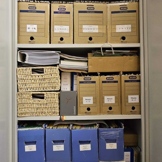 Bild enthält, Furniture, Electrical Device, Switch, Box, Mailbox, Filing Cabinet