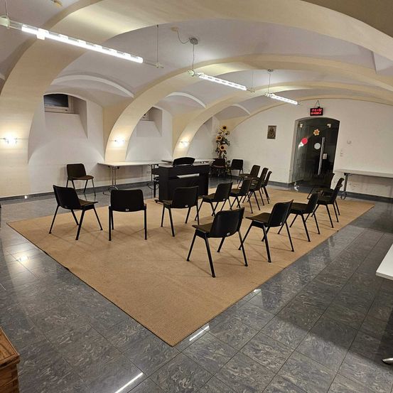 Bild enthält, Floor, Indoors, Flooring, Furniture, Lounge, Interior Design, Dining Room, Table, Classroom, Cafeteria