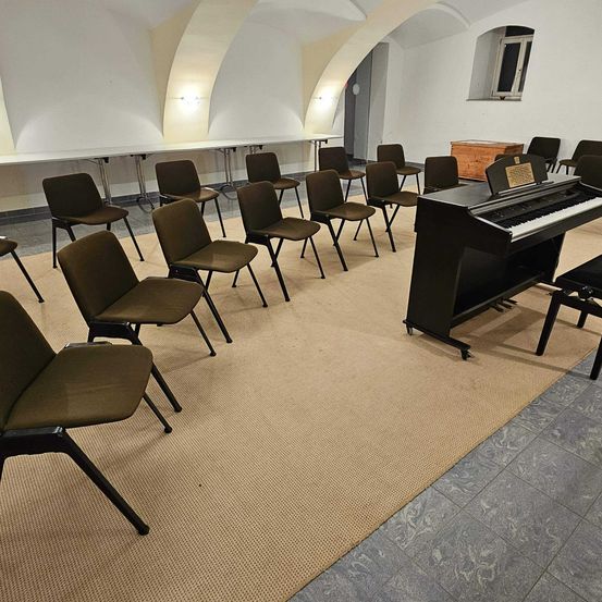 Bild enthält, Keyboard, Musical Instrument, Piano, Indoors, Floor, Chair, Furniture, Classroom, School