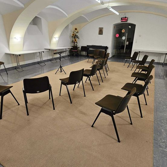 Bild enthält, Floor, Flooring, Furniture, Indoors, Lounge, Chair, Classroom, Home Decor