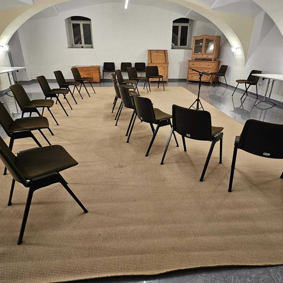 Bild enthält, Floor, Home Decor, Flooring, Rug, Indoors, Furniture, Lounge, Chair, Classroom