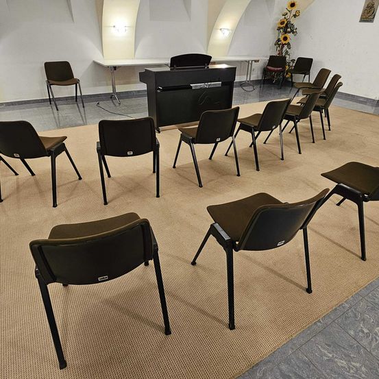 Bild enthält, Floor, Indoors, Furniture, Lounge, Classroom, School, Chair, People, Flooring