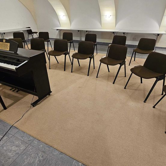 Bild enthält, Keyboard, Musical Instrument, Piano, Floor, Indoors, Chair, Furniture