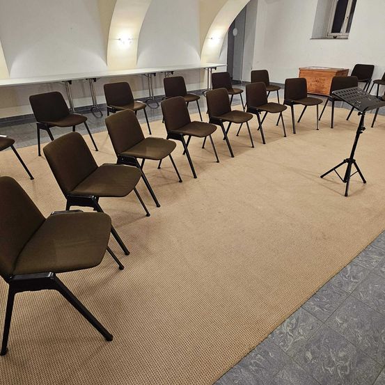 Bild enthält, Floor, People, Indoors, Furniture, Lounge, Classroom, School, Chair, Crowd, Home Decor
