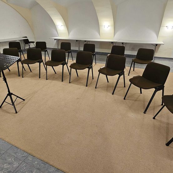 Bild enthält, Furniture, Indoors, Lounge, Floor, People, Chair, Classroom, School