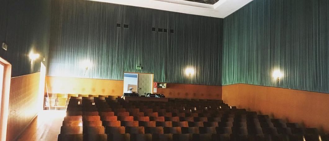 Bild enthält, People, Building, School, Indoors, Crowd, Classroom, Audience, Lecture, Hall, Lecture Hall