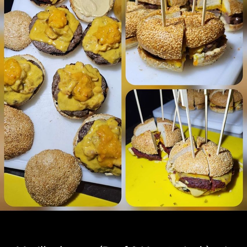 Eine Collage verschiedener Burger, jeweils mit verschiedenen Saucen belegt, auf weißen und gelben Oberflächen angeordnet, einige an Stöcken gespießt.