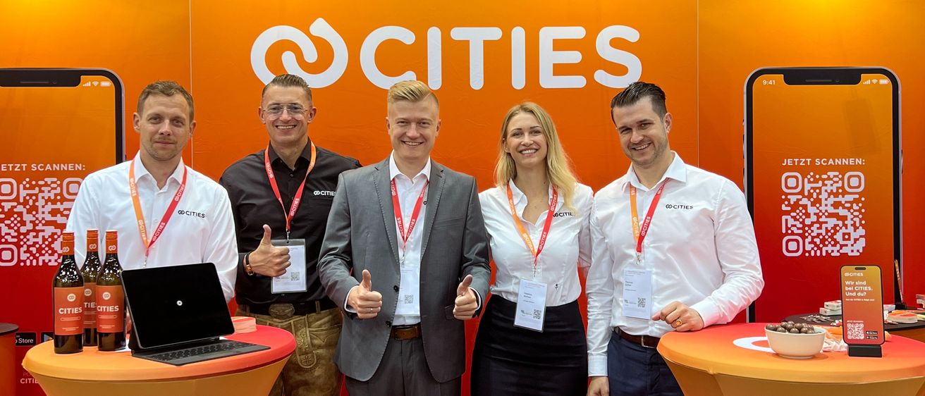 Bild enthält, Crowd, Person, Adult, Male, Man, Skirt, Audience, Female, Woman, Speech