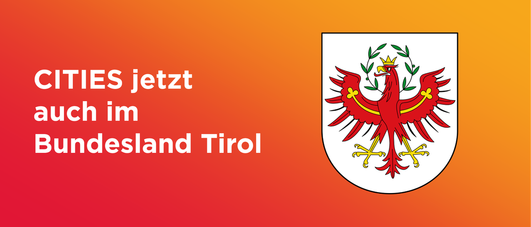 Das Bild zeigt das Wappen der historischen Region Tirol, wobei ein roter Adler auf weißem Hintergrund im Vordergrund steht. Der Adler hält einen goldenen Kreuz im Schnabel und umklammert einen roten Schild, der mit Blättern verziert ist. Der Text 'Tirol' ist in weißer Schrift dargestellt.