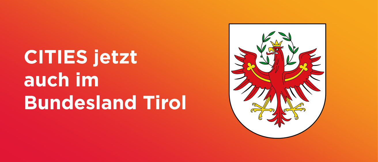 Das Bild zeigt das Wappen der historischen Region Tirol, wobei ein roter Adler auf weißem Hintergrund im Vordergrund steht. Der Adler hält einen goldenen Kreuz im Schnabel und umklammert einen roten Schild, der mit Blättern verziert ist. Der Text 'Tirol' ist in weißer Schrift dargestellt.