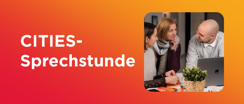 Drei Personen sind in einer Besprechung mit Laptops. Eine Frau hört einem Mann zu. Eine andere Frau schaut etwas an. Es gibt eine Pflanze in einem Korb auf dem Tisch.