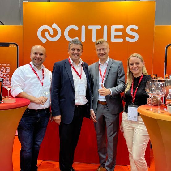 Bild enthält, Fashion, Adult, Male, Man, Person, Suit, People, Female, Woman, Jeans