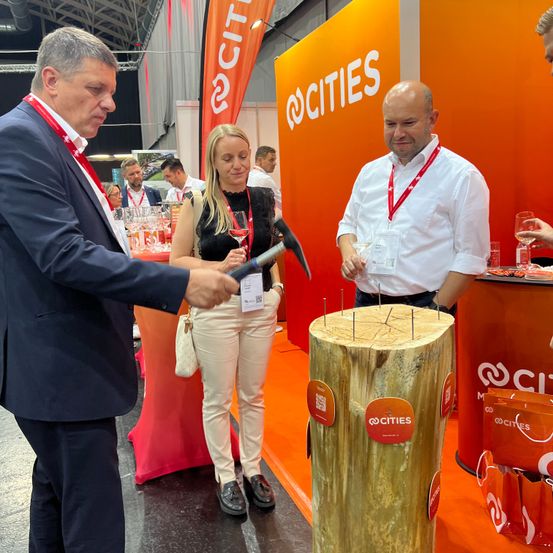 Bild enthält, Crowd, Person, Adult, Male, Man, Audience, Female, Woman, Axe, Speech