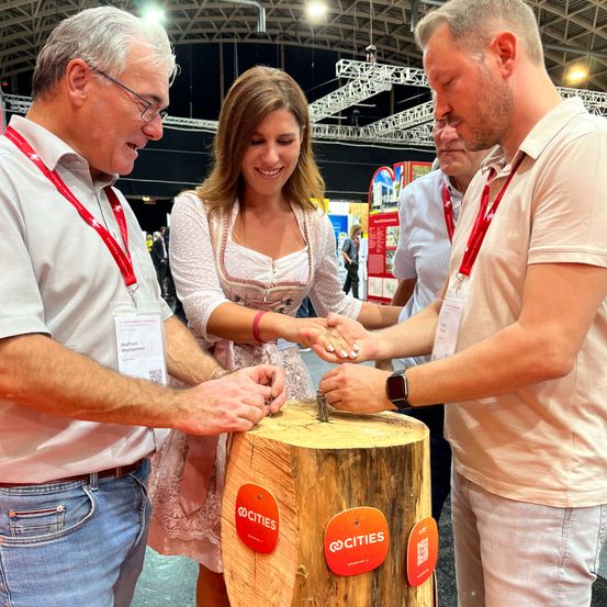 Bild enthält, Tree, Pants, Adult, Male, Man, Person, Wood, Female, Woman, Jeans