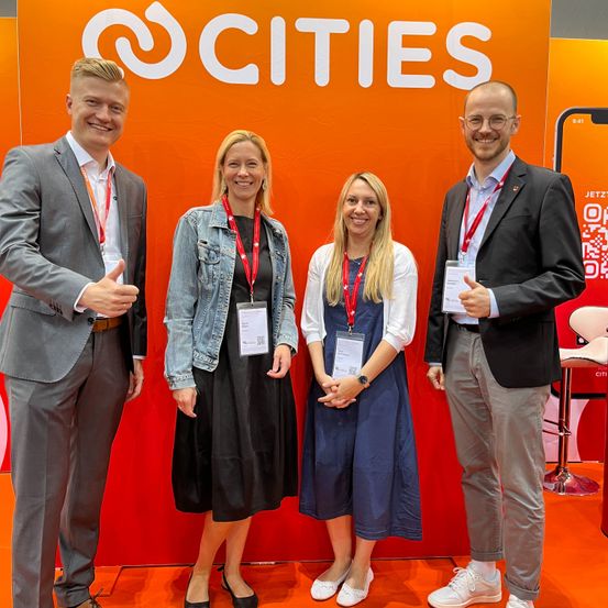 Bild enthält, Groupshot, Person, Adult, Female, Woman, Male, Man, Coat, Suit, Face