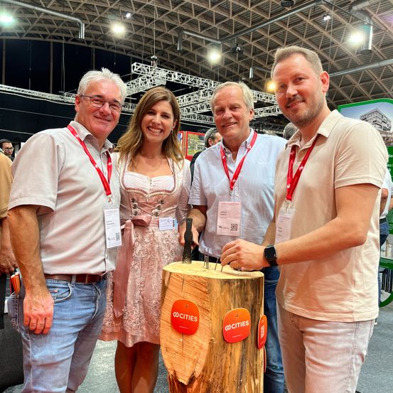 Bild enthält, Pants, Tree, People, Person, Portrait, Jeans, Adult, Female, Woman, Man