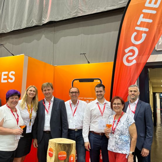 Bild enthält, People, Person, Adult, Male, Man, Female, Woman, Tree, Coat, Jeans