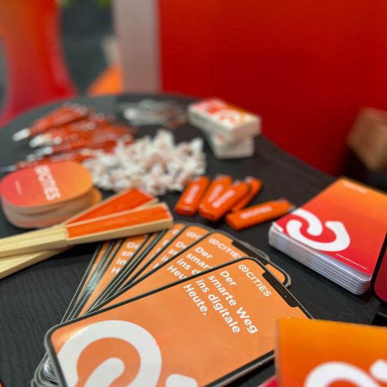 Bild enthält, Advertisement, Symbol, Text, Number