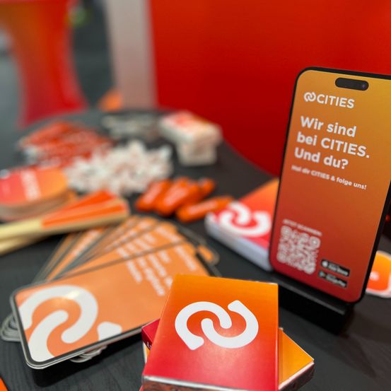 Bild enthält, Electronics, Phone, Mobile Phone, Advertisement, Text, Symbol, Medication, Pill, QR Code