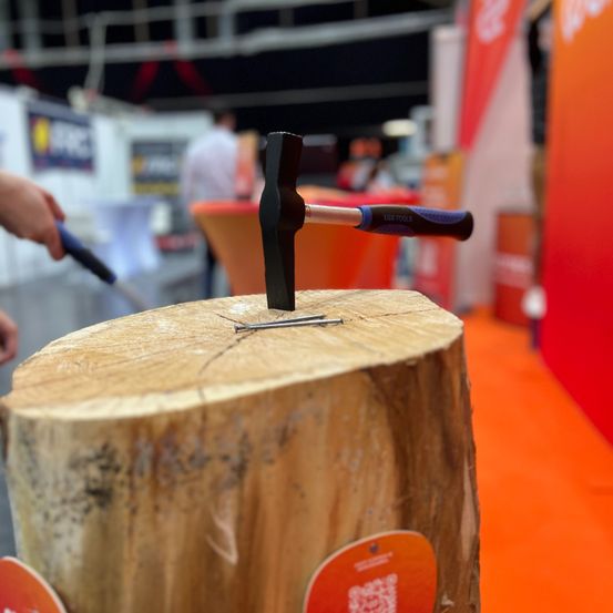 Bild enthält, Plant, Tree, Wood, Hammer, Plywood, Adult, Male, Man, Person, Tree Stump