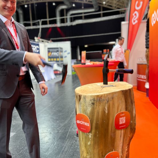 Bild enthält, Tree, Adult, Male, Man, Person, Coat, Crowd, Face, Wood, Tree Stump