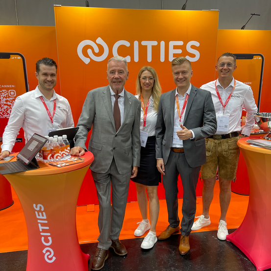 Bild enthält, People, Person, Adult, Male, Man, Skirt, Coat, Shorts, Crowd, Laptop