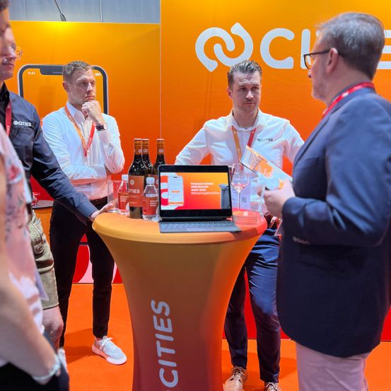 Bild enthält, Crowd, Person, Adult, Male, Man, Audience, Speech, Shoe, Coat, Face