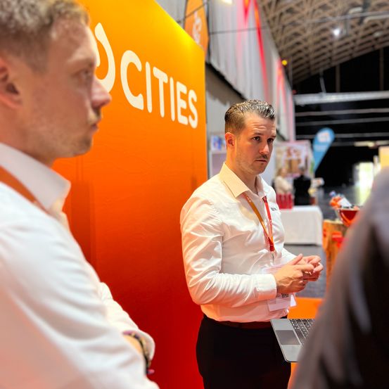 Bild enthält, Shirt, Adult, Male, Man, Person, Female, Woman, Face, Advertisement, Conversation