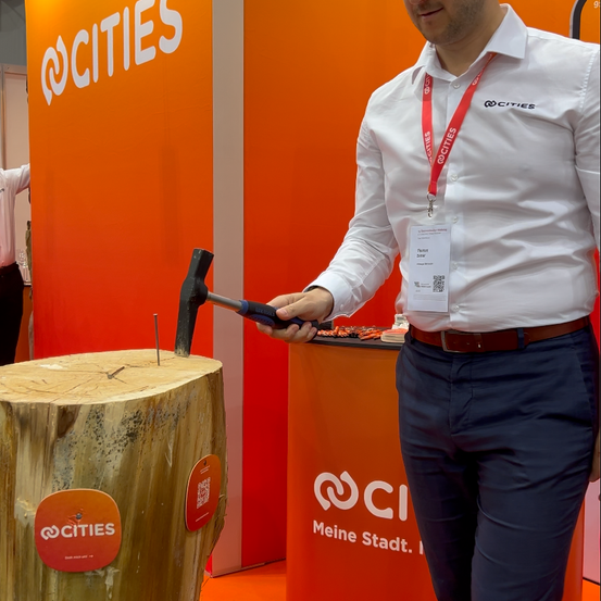 Bild enthält, Plant, Tree, Adult, Male, Man, Person, Axe, Weapon, Crowd, Wood