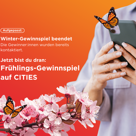 Eine Werbung mit einer Person, die ein Handy hält, zeigt einen Schmetterling und Kirschblüten. Der Text lautet 'Winter-Gewinnspiel beendet' und 'Jetzt bist du dran: Fruhlings-Gewinnspiel auf CITIES.' Der Hintergrund ist orange.