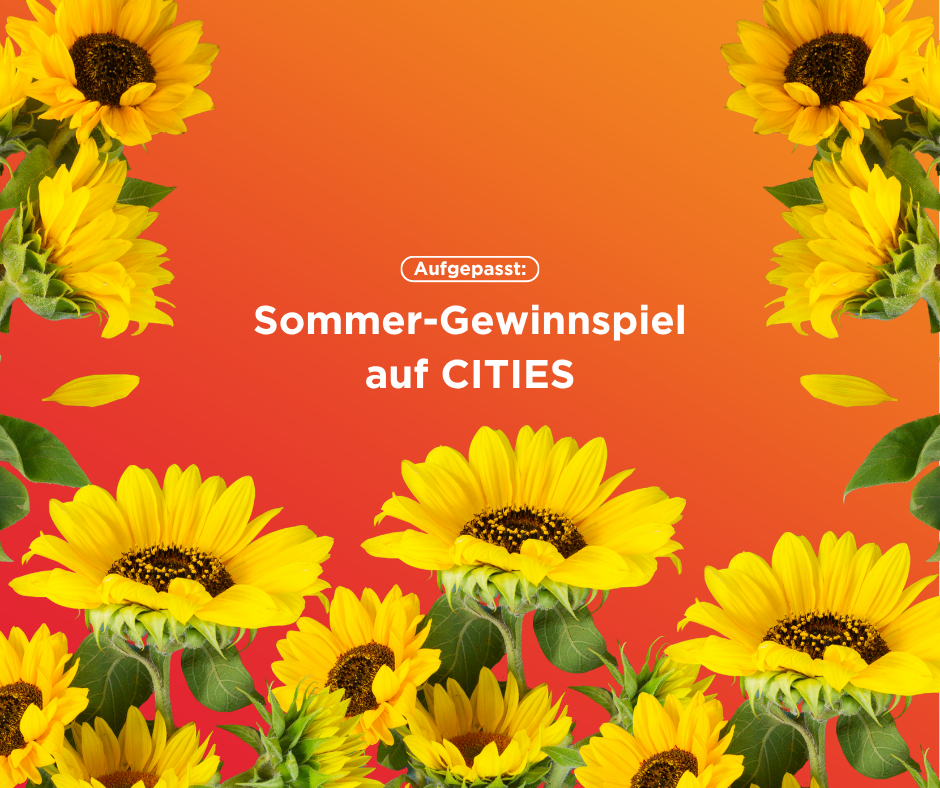 Plakat mit mehreren Sonnenblumen auf orangem Hintergrund. Text in der Mitte lautet 'Aufgepasst: Sommer-Gewinnspiel auf CITIES'. Sonnenblumen haben gelbe Blütenblätter und grüne Blätter.