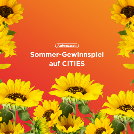 Plakat mit mehreren Sonnenblumen auf orangem Hintergrund. Text in der Mitte lautet 'Aufgepasst: Sommer-Gewinnspiel auf CITIES'. Sonnenblumen haben gelbe Blütenblätter und grüne Blätter.