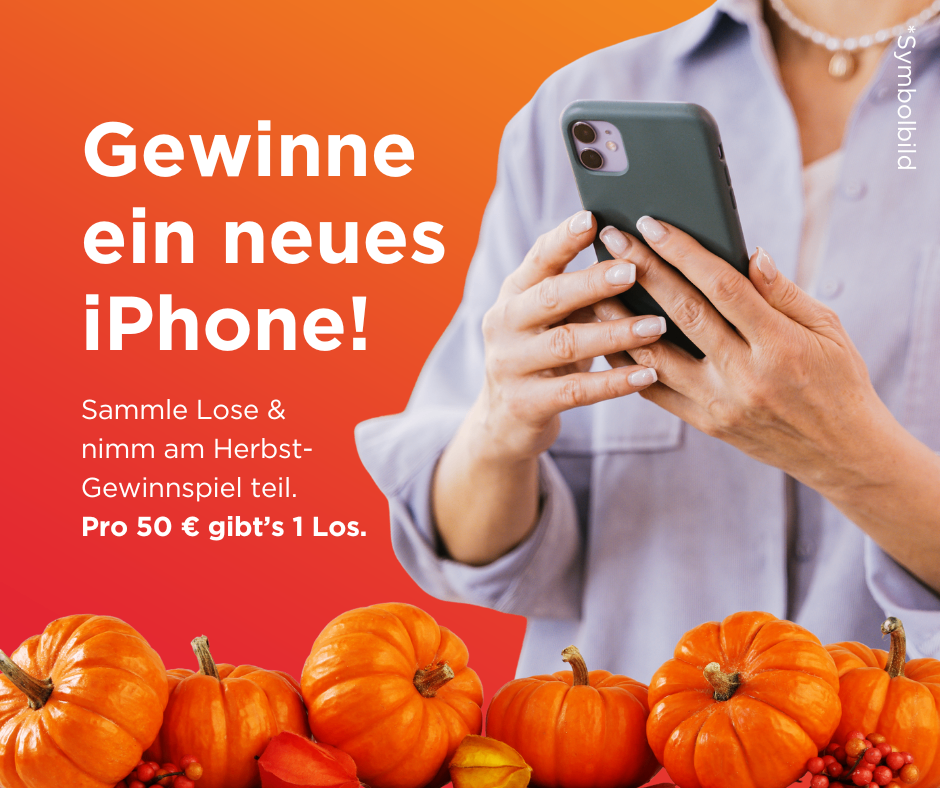 Eine Person hält eine graue iPhone-Hülle. Ein Banner zeigt: 'Gewinne ein neues iPhone! Sammle Lose und nimm am Herbst-Gewinnspiel teil. Für 50€ gibt's 1 Los.' Unten sind Kürbisse.