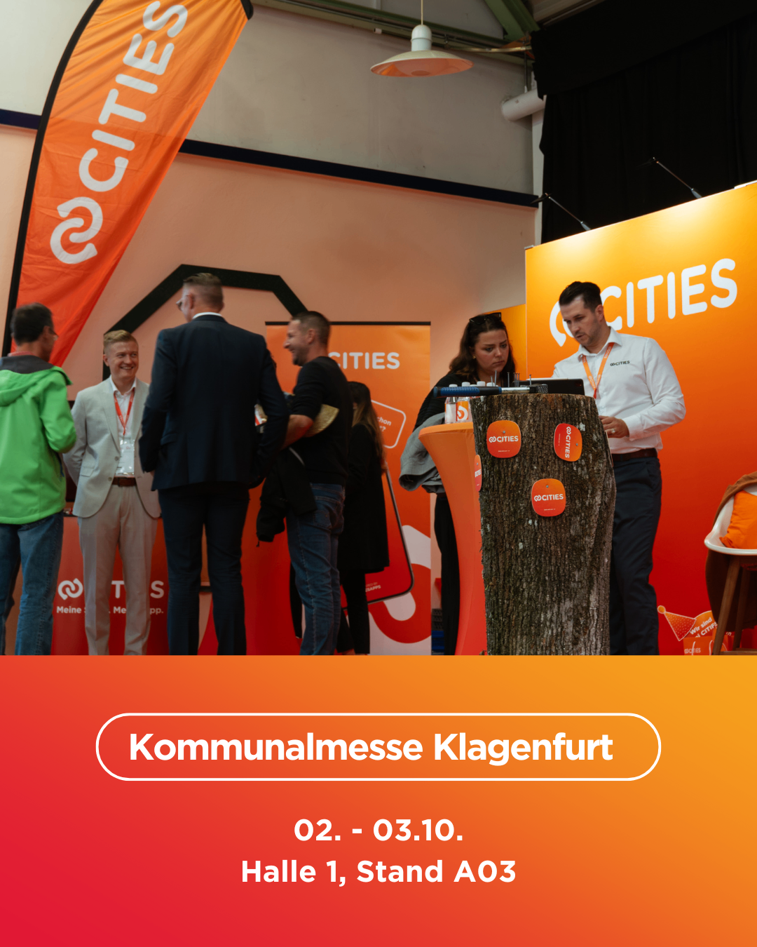 Eine Gruppe von Menschen befindet sich bei einer Gemeinschaftsveranstaltung, wobei zwei Personen am Podium sprechen, eine hält ein Mikrofon. Der Ort ist drinnen, mit einem orangefarbenen Hintergrund, der das Wort 'CITIES' zeigt. Am unteren Rand steht das Datum '02. - 03.10.'.
