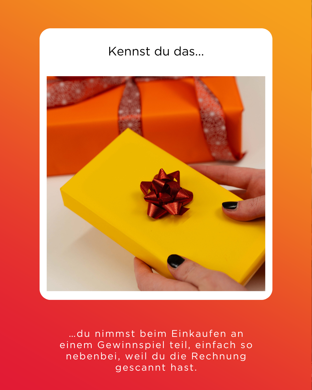 Eine gelbe Geschenkbox wird von einer Hand mit schwarzem Nagellack gehalten. Dahinter ist eine teilweise sichtbare orange Geschenkbox.
