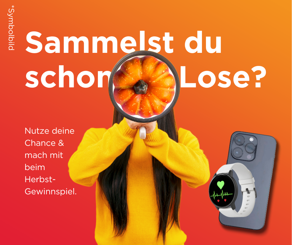 Eine Person hält eine Lupe mit einem Kürbis und einem Telefon daneben. Der Text lautet 'Hast du schon Lose gesammelt?' und 'Nutze deine Chance und mach beim Herbst-Gewinnspiel mit.'