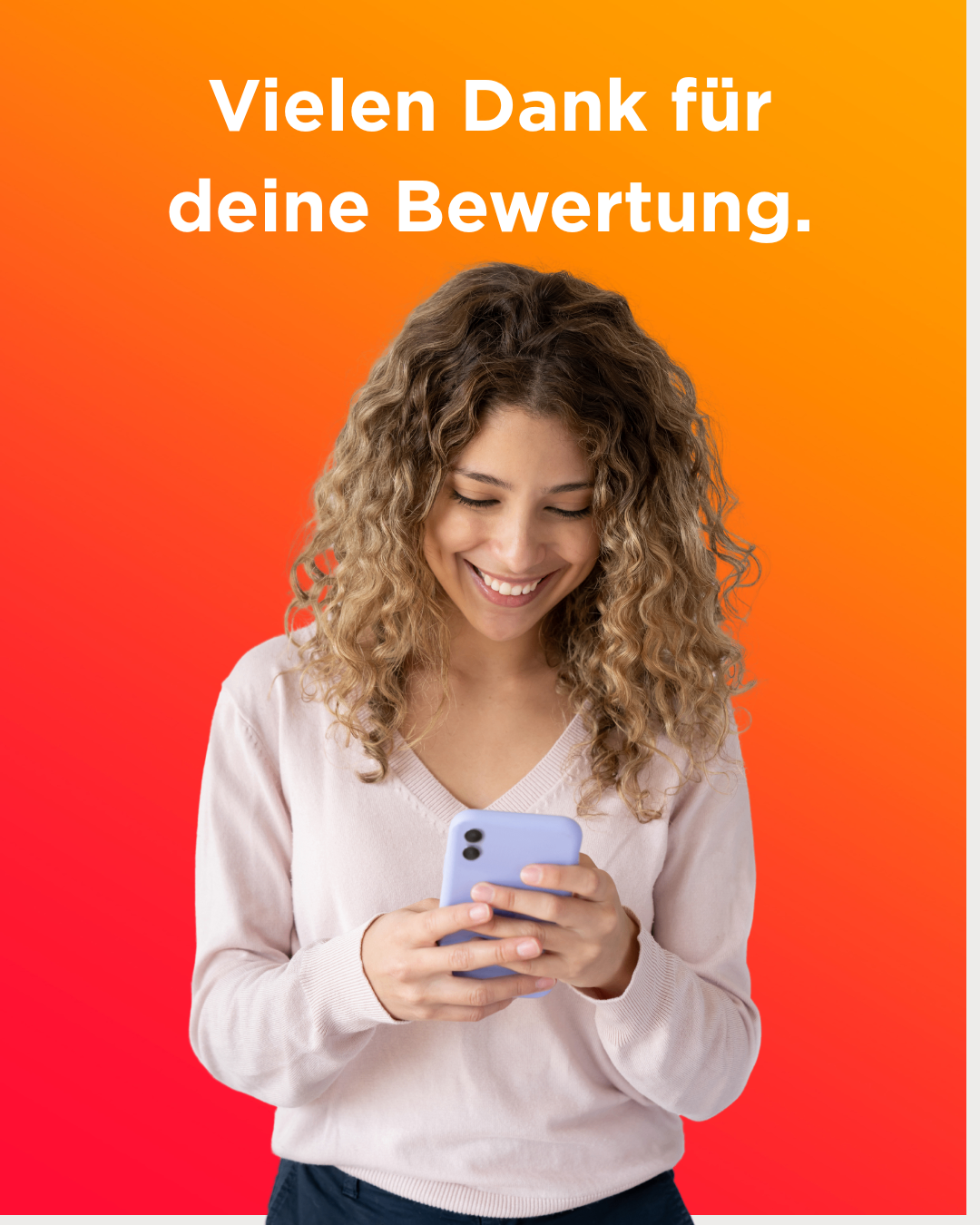 Eine Frau mit lockigen Haaren hält ein lila Smartphone und lächelt, vor einem orangefarbenen Hintergrund stehend. Über ihr sind die Worte 'Viel Dank für deine Bewertung' zu sehen.