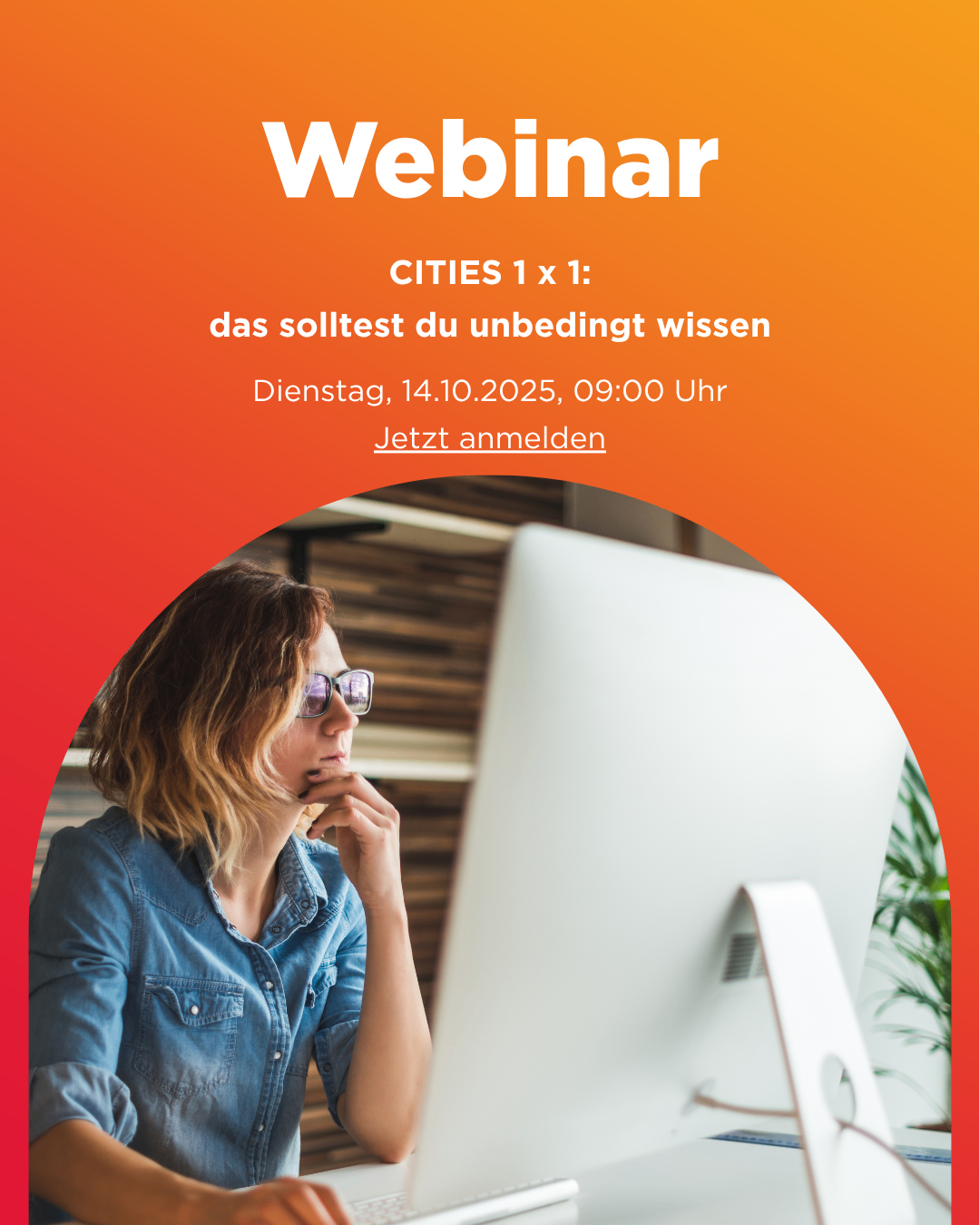 Ein Bild einer Frau, die am Computer sitzt, mit einer Webinar-Ankündigung für 'CITIES 1 x 1' auf orangem Hintergrund. Es steht: 'Dienstag, 14.10.2025, 09:00 Uhr. Jetzt anmelden.'