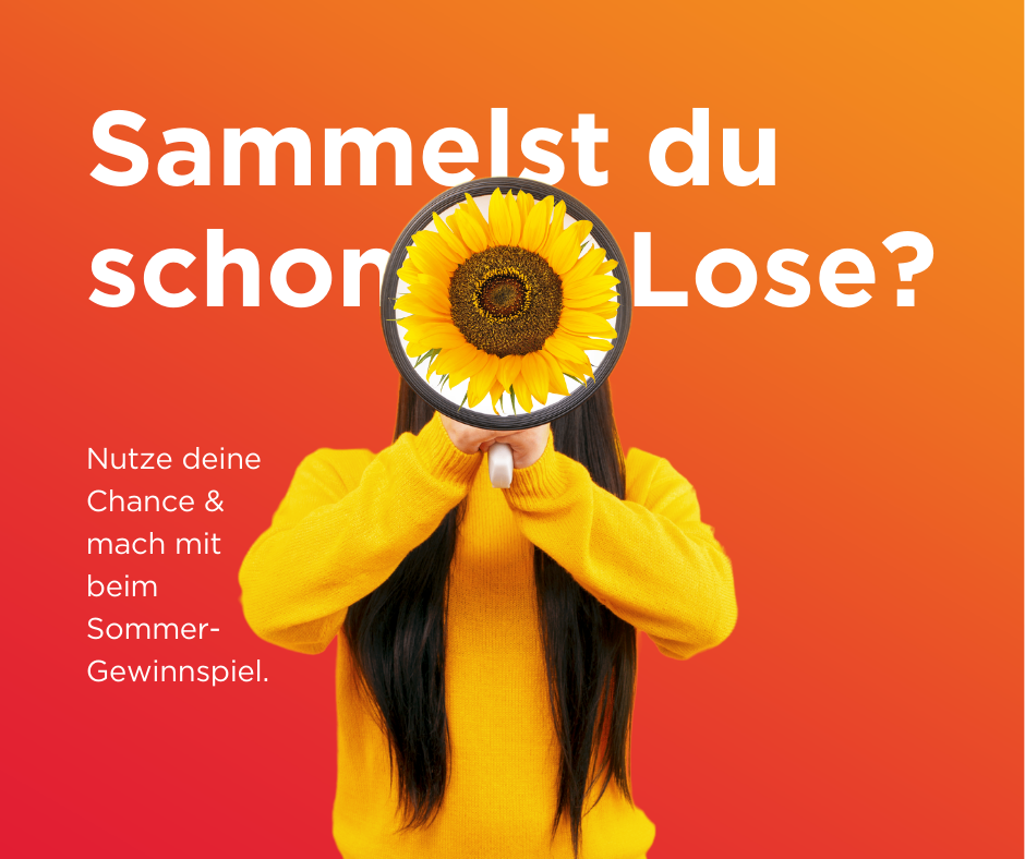 Eine Frau hält eine Sonnenblume durch eine Lupe. Der Text lautet 'Hast du schon gesammelt?' mit einer Einladung zu einem Sommerwettbewerb.